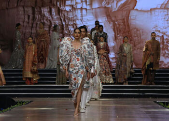 വസ്ത്ര  വ്യപാരത്തിൽ തിളങ്ങി നിൽക്കുന്ന സ്റ്റോക്കുകൾ