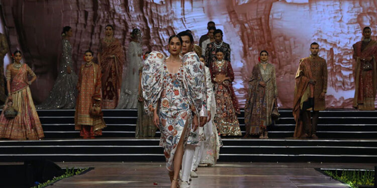 വസ്ത്ര  വ്യപാരത്തിൽ തിളങ്ങി നിൽക്കുന്ന സ്റ്റോക്കുകൾ