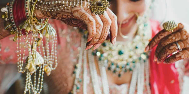 പഴയ സ്വര്‍ണ്ണം വില്‍ക്കുമ്പോള്‍ നമ്മള്‍ ചതിക്കപ്പെടുന്നത് ഇങ്ങനെയാണ്